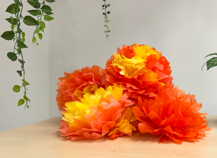 Knutselidee / knutseltip: Kleurrijke bloemenslinger van crêpepapier
