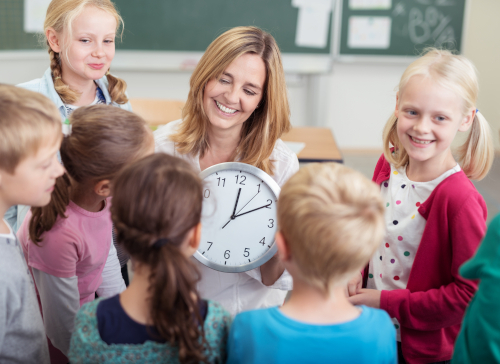 Lagere school lager onderwijs tijd leren kloklezen