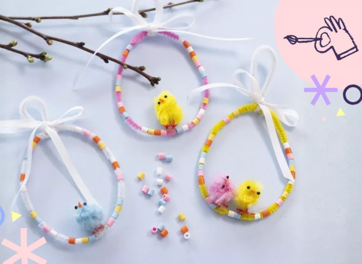 Knutseltip Pasen: maak een paashangertje met chenilledraad en strijkparels
