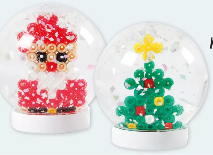 Knutselidee / Knutseltip: Sneeuwbol met kerstfiguur van strijkkralen