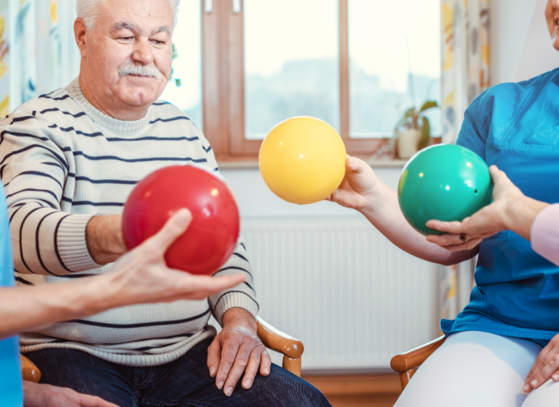 Senioren met sport en bewegingsmateriaal in woonzorgcentra