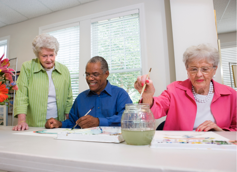 Senioren creatief bezig in woonzorgcentra