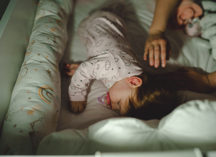 Baby slaaptraining: Hoe kan ik mijn baby 's nachts alleen leren slapen?